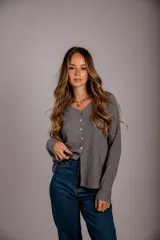 Blusa de morley color rojo, de manga larga y escote en V con botones dorados.