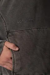 Buzo canguro oversize con efecto lavado desgastado, confeccionado en friza pesada. Presenta diseño con recortes, capucha amplia y puños y ruedo acanalados.