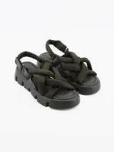 Sandalias negras con tiras acolchadas cruzadas y suela track.