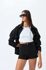 Short de jean negro de tiro alto con costuras verticales en el frente.