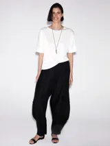 Remera blanca de corte recto con terminación en razo.