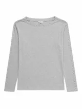 Remera de manga larga color gris, con escote bote y detalles de tachas metálicas en el cuello y a lo largo de las mangas.