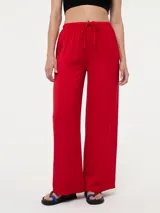 Pantalón de viscosa color rojo, de corte recto y tiro alto, con cintura elastizada y cordón ajustable.