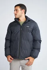Campera puffer azul marino para hombre, con capucha desmontable, cierre frontal completo, bolsillos con cierre y logo de goma en el pecho.
