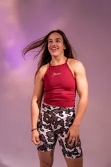 Calza biker deportiva con estampado abstracto en tonos marrones y blancos.