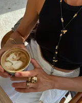 Anillo de diseño orgánico con forma irregular que evoca texturas marinas, con estructura abierta y acabado brillante.