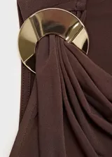 Top marrón sin mangas, con cuello drapeado y detalle metálico en el tirante. Diseño entallado de tejido elástico.
