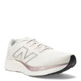 Championes New Balance 680 V8 para mujer, color beige con logo plateado.