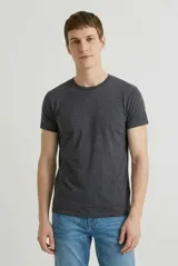 Remera de cuello redondo y manga corta, confeccionada en algodón de alta calidad con un diseño liso y corte clásico.