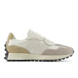 Championes New Balance 327 de estilo retro, con capellada de nylon y gamuza en tonos beige y blanco.