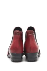 Bota baja de cuero color rojo, con elástico lateral negro y suela de goma negra.