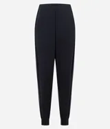 Pantalón deportivo tipo jogger color bordó, confeccionado en tejido de modal con poliéster y elastano. Presenta cintura fija, recortes estratégicos en el diseño y terminación ajustada en la botamanga.