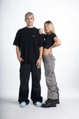 Remera tipo baby tee color negro, de corte corto y ajustado al cuerpo, con cuello redondo y detalle bordado en el frente.