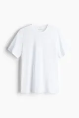 Remera deportiva blanca de manga corta con cuello redondo, corte estándar y confeccionada en tejido funcional DryMove™ que absorbe el sudor.