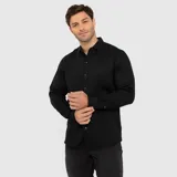 Camisa de manga larga de color negro, confeccionada en 100% tencel, con cuello camisero clásico y cierre frontal de botones.