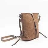 Cartera de gamuza color marrón con detalles de tachas metálicas en los laterales inferiores. Presenta una correa central vertical con hebilla decorativa en tono beige y correa larga ajustable para llevar al hombro o cruzada.