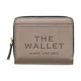 Billetera Marc Jacobs The Mini Compact Wallet de cuero color marrón, con diseño plegable, compartimentos para tarjetas y cierre de cremallera.