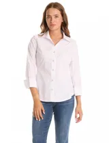 Camisa blanca de algodón con cuello clásico, cierre frontal con botones nacarados, mangas tres cuartos con puños anchos rebatibles y corte entallado con pinzas.