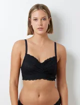 Bralette de encaje floral color rosa pálido, con breteles finos regulables, sin aro ni relleno, con forro interno de microtul elastizado y cierre trasero de tres posiciones.