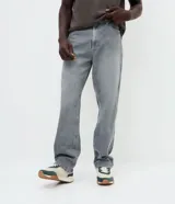 Pantalón de jean con corte recto y tiro medio, diseño clásico de cinco bolsillos con cierre de botón y cremallera. Confeccionado en algodón resistente.
