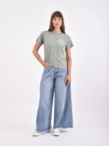 Remera de manga corta color verde bosque con cuello redondo y estampado frontal en blanco que dice "JUST A GIRL AND HER DOG".