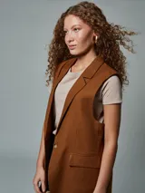 Chaleco sastre color gris claro, con solapas y bolsillos delanteros.