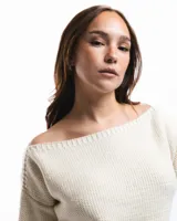 Sweater color crema de lana merino con cuello bote y mangas largas.