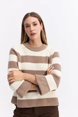 Buzo de punto con diseño de rayas horizontales anchas en color negro y celeste. Presenta cuello redondo, mangas largas y un corte holgado con terminaciones acanaladas.