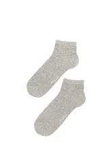 Par de medias deportivas de corte bajo, color gris melange, con logo de la marca estampado en el lateral.