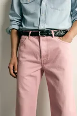 Jeans straight fit de denim de algodón color rosado, con diseño de cinco bolsillos, tiro medio y corte de pierna recta desde la cadera hasta el tobillo. Cuenta con cierre frontal de cremallera y botón metálico.