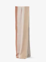 Bufanda rectangular de color negro con estampado abstracto y flecos cortos en los extremos.