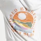 Canguro con capucha color blanco, de corte holgado y diseño básico. Presenta un bolsillo frontal tipo canguro y un pequeño estampado de sol con el logo de la marca en el pecho.