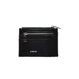 Tarjetero negro de cuero sintético con cierre superior, bolsillo frontal con cremallera, ranuras para tarjetas y el logo de la marca impreso en plateado.