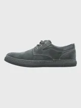 Sneaker de hombre confeccionado en descarne color gris, con cierre de cordones y suela de goma texturizada.