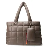 Bolso tipo tote bag acolchado color negro con diseño capitoneado. Tiene doble asa de hombro y un monedero extraíble con cierre y cordón decorativo.