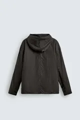 Cazadora de corte relajado confeccionada en tejido técnico. Presenta cuello subido con capucha ajustable, cierre frontal con cremallera, mangas largas con puños ajustables, bolsillos de plastrón con solapa en el pecho, bolsillos laterales y bajo ajustable con elástico.