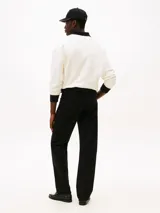 Jean de corte recto color negro, con diseño clásico de cinco bolsillos, cierre de cremallera con botón y detalles distintivos de la marca Tommy Hilfiger.
