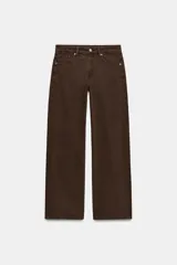 Jeans de tiro medio con corte relajado y diseño de cinco bolsillos. Presenta trabillas en la cintura, cierre frontal con cremallera y botón metálico, con un acabado de lavado desgastado.