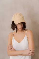 Gorra estilo baseball de algodón con efecto lavado en tono tostado y detalle de logo Peach metálico en el frente. Cuenta con visera curva y diseño regulable.