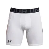 Calzoncillo tipo boxer Under Armour HeatGear Armour, color blanco con cintura elástica ancha negra con el logo de la marca. Presenta el logo de Under Armour en la pierna derecha y un bolsillo lateral.