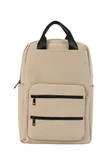 Mochila de diseño minimalista en color beige, confeccionada en material sintético resistente. Cuenta con un compartimento principal con cierre, dos bolsillos frontales con cierre, bolsillos laterales y asas superiores de mano en color negro, además de tiras traseras regulables.