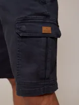 Bermuda cargo de sarga en color azul, con bolsillos laterales con solapa y cierre de botón. Diseño funcional con corte recto y ajuste cómodo.