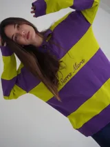 Sweater de hilo de algodón con diseño de rayas horizontales en tonos marrón y rosado, cuello polo con botones y bordado frontal con el texto "Sierra Mora".
