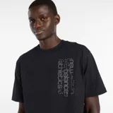 Remera de algodón color negro, de corte clásico y manga corta, con estampado gráfico lineal en el pecho que incluye el logo de la marca.