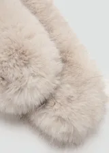 Bufanda larga de piel sintética en tono crema con matices grisáceos, de textura suave y voluminosa.