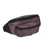 Riñonera Caterpillar modelo Raymond Waist Bag, color marrón con patrón geométrico triangular, compartimento principal con cierre, bolsillo frontal con cierre y parche engomado con el logo de la marca.
