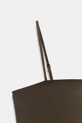 Top de poliamida con escote recto y tirantes finos ajustables. Diseño liso y minimalista con bajo recto.