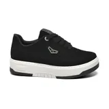 Championes deportivos Via Marte modelo Suri, color negro con suela de plataforma blanca. Presenta cordones negros y un aplique metálico decorativo con logo en el lateral.