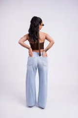Pantalón de jean celeste claro, de tiro bajo y corte wide leg.