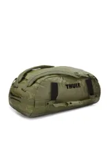 Bolso de lona Thule Chasm de 70 litros, color verde oliva, resistente a la intemperie. Cuenta con cierre de boca ancha, correas convertibles en mochila y bolsillos internos de malla.